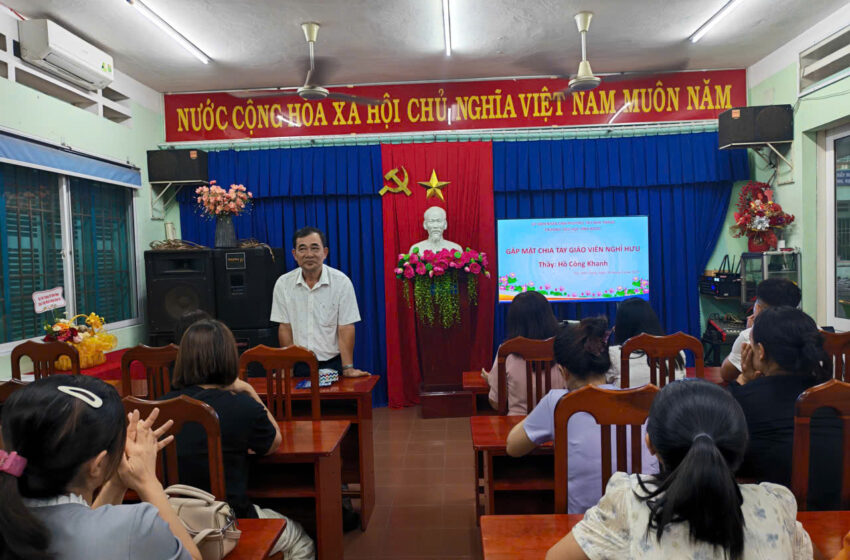  Gặp mặt chia tay giáo viên nghỉ hưu – Thầy Hồ Công Khanh