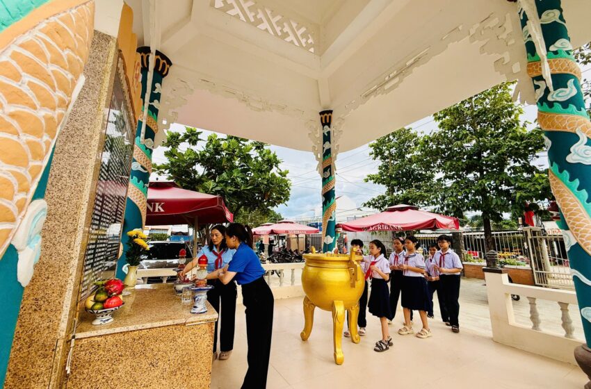  Hành trình tìm về địa chỉ đỏ